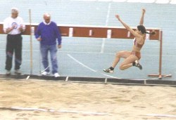 Natascha Rother beim Weitsprung Laufsprungtechnik, zweiter Schritt, Kalbach 2002