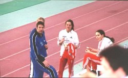 Die drei LVN-Kaderathletinnen mit ihrem Trainer, Peter Quasten (Mareike Feu� verdeckt)