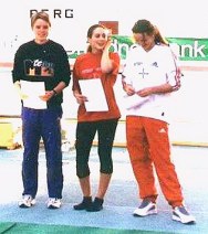 Die 5-7.Platzierten stehen f�r die Siegerehrung in Kalbach 2002 bereit (Lena Isekenmeier, Natascha Rother und Linda Hebbinghaus)