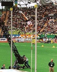 Lars B�rgeling bei seinem Versuch �ber 5,90m. Diese H�he schaffte er (noch) nicht. 5,80m im 1. Versuch bedeuteten .Silber f�r ihn.