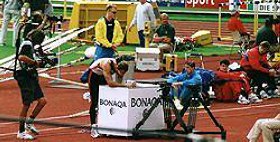 Tim Lobinger holte nicht nur Getr�nke aus der K�hltruhe, sondern auch immer wieder den Rat von Trainer K�hnke. Er kam nicht optimal in den unruhigen Wettkampf und mu�te sich mit Bronze begn�gen.