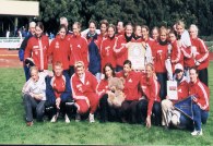 Die siegreichen Bayer-M�dels mit Trainern nach dem Finale der Deutschen Jugendmannschafts-Meisterschaften 2001 in Celle