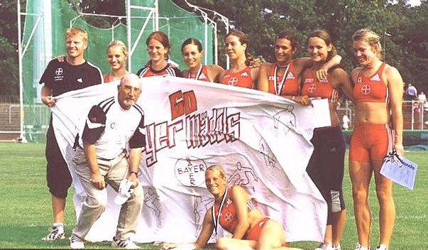 Die erfolgreichen Mehrk�mpferinnen des TSV Bayer Leverkusen in Berlin 2002: v.l.n.r. Eric Schneider (Trainer), Vanessa Weise, Maike Wilden, Natascha Rother, Kerstin Marxen, Caroline Dieckh�ner, Linda Hebbinghaus, Flo� K�hnert, vorne Trainer Manfred Fink und Jennifer Oeser