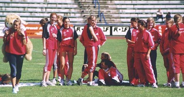 Gro� war die Freude bei der weiblichen Bayer-Jugend und ihren Trainern  �ber die Verteidigung des DJMM-Titels von 2001. Mit einem am Schlu� doch noch komfortablen Vorsprung von 252 Punkten gewannen sie  vor der MTG Mannheim.